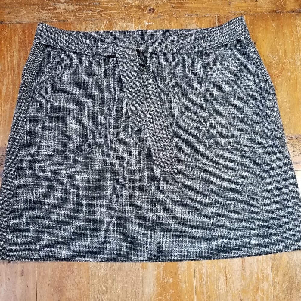LOFT PLUS MIDI SKIRT BLACK/WHITE TWEAD SIZE 16